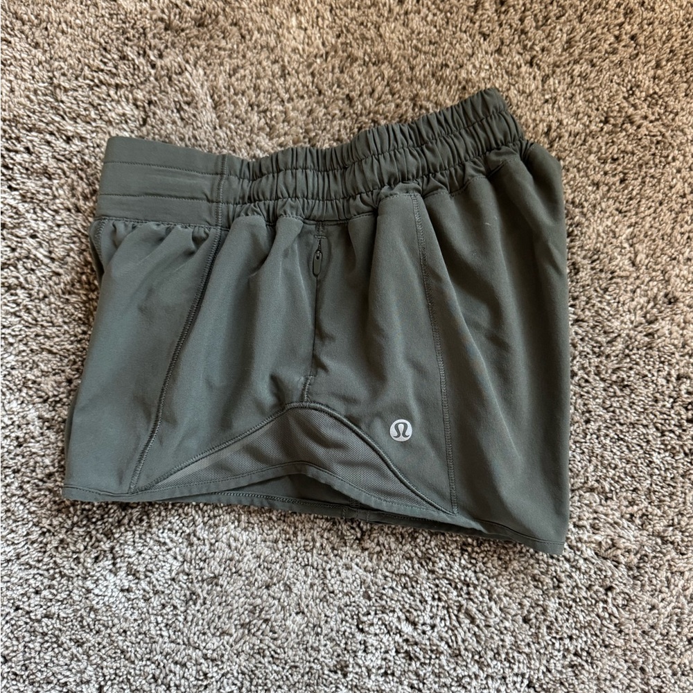 Lululemon Shorts
Hotty Hot
Low Rise
2.5 Inseam
Army Green